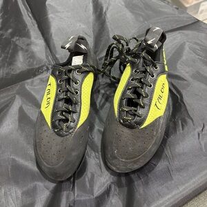 Like New - Evolv Talon Black and Yellow Rock Climbing Shoes Size 7